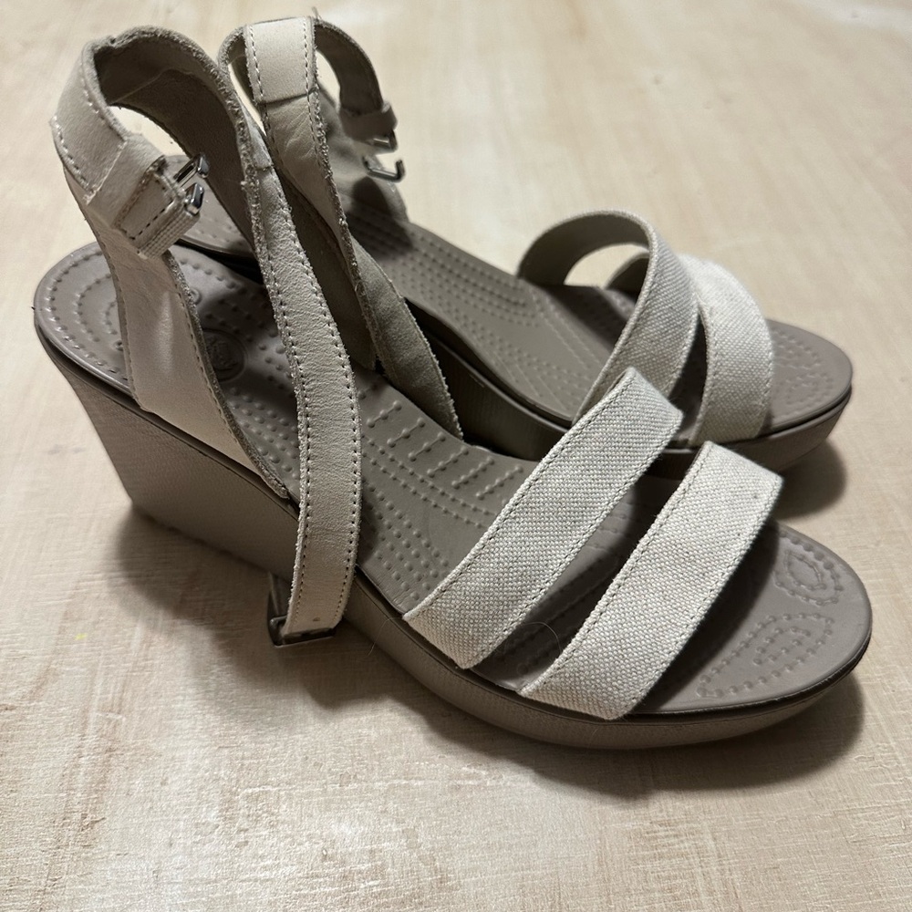 CROCS Leigh II Strappy Wedge Sandals in Mushroom/Oatmeal size 8 - Picture 5 of 12